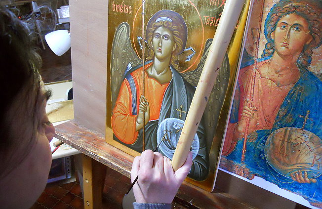 Erzengel malen an der Stafelei